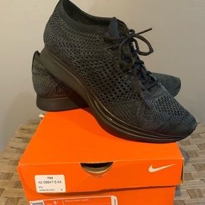 NIKE Fly Knit Racer